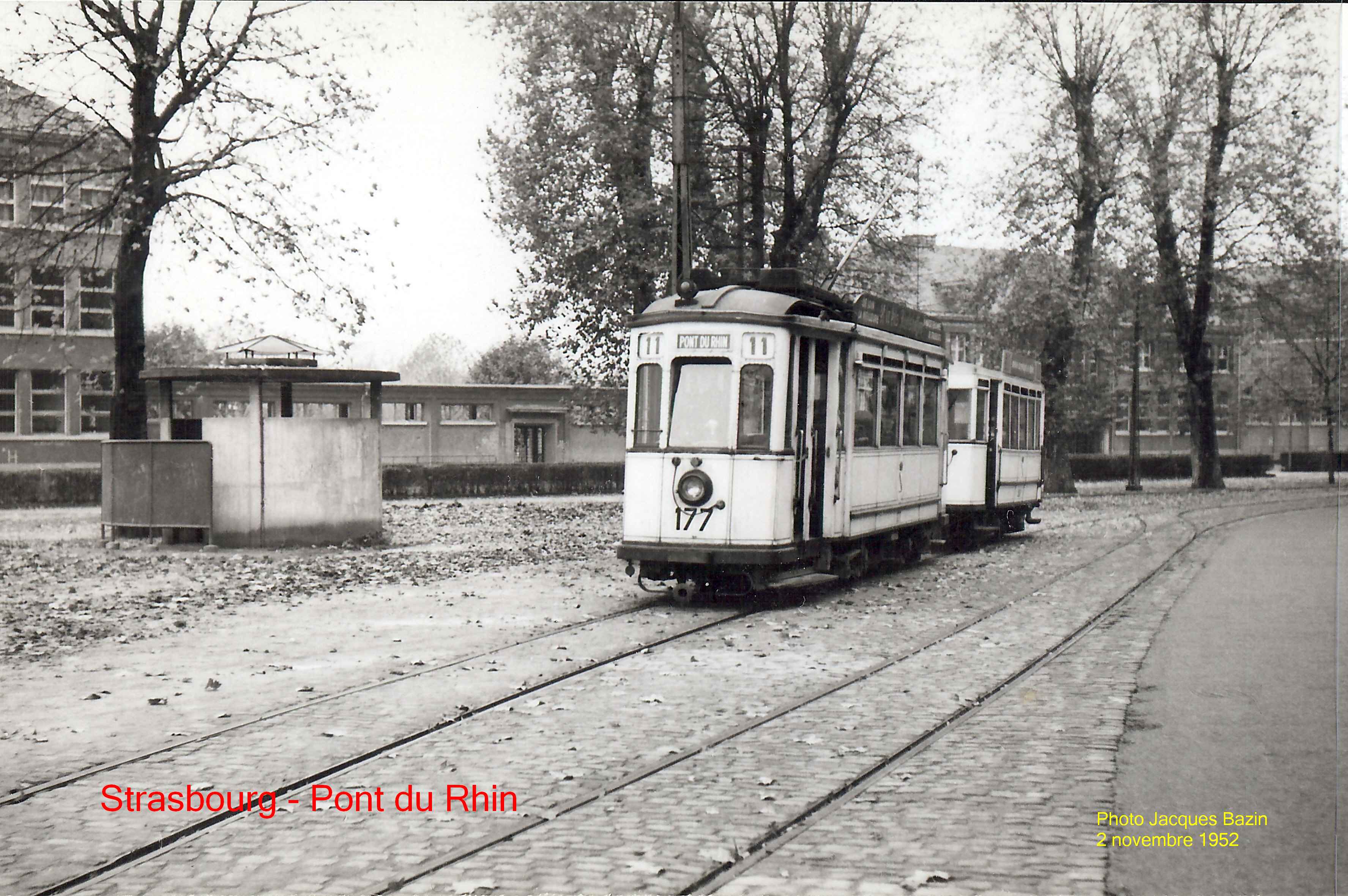 Motrice n° 177 et une remorque au Pont du Rhin.